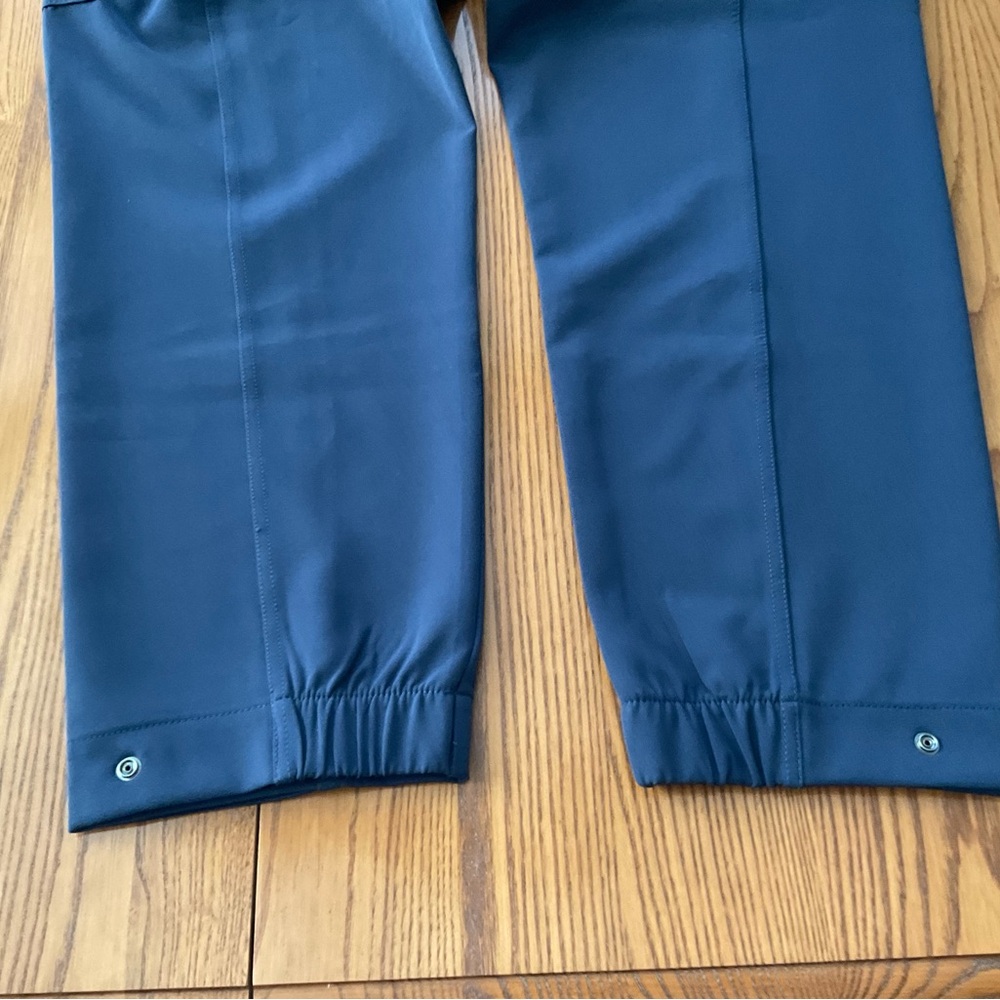 Athleta Navy Endless High Rise Cargo Pant. Navy Blue with zip front/rear pockets - Picture 4 of 13
